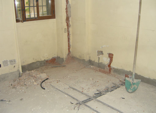 demolizioni dei pavimenti e tracce nei muri eseguite per l'impianto elettrico